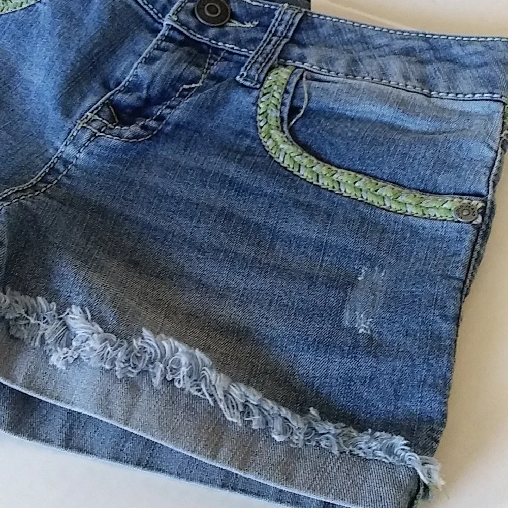 Girls Denim Ligth Wash Jean Shorts Embroidered Distressed Sz 7
